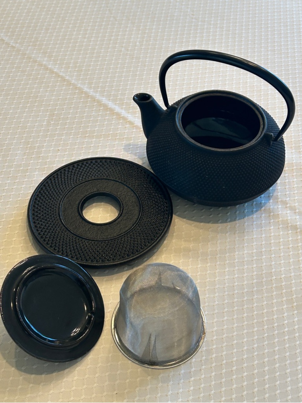 IWACHU Tetsubin Kuro 3-Arare
Black Hobnail Cast Iron Teapot with Trivet - Picture 7 of 13